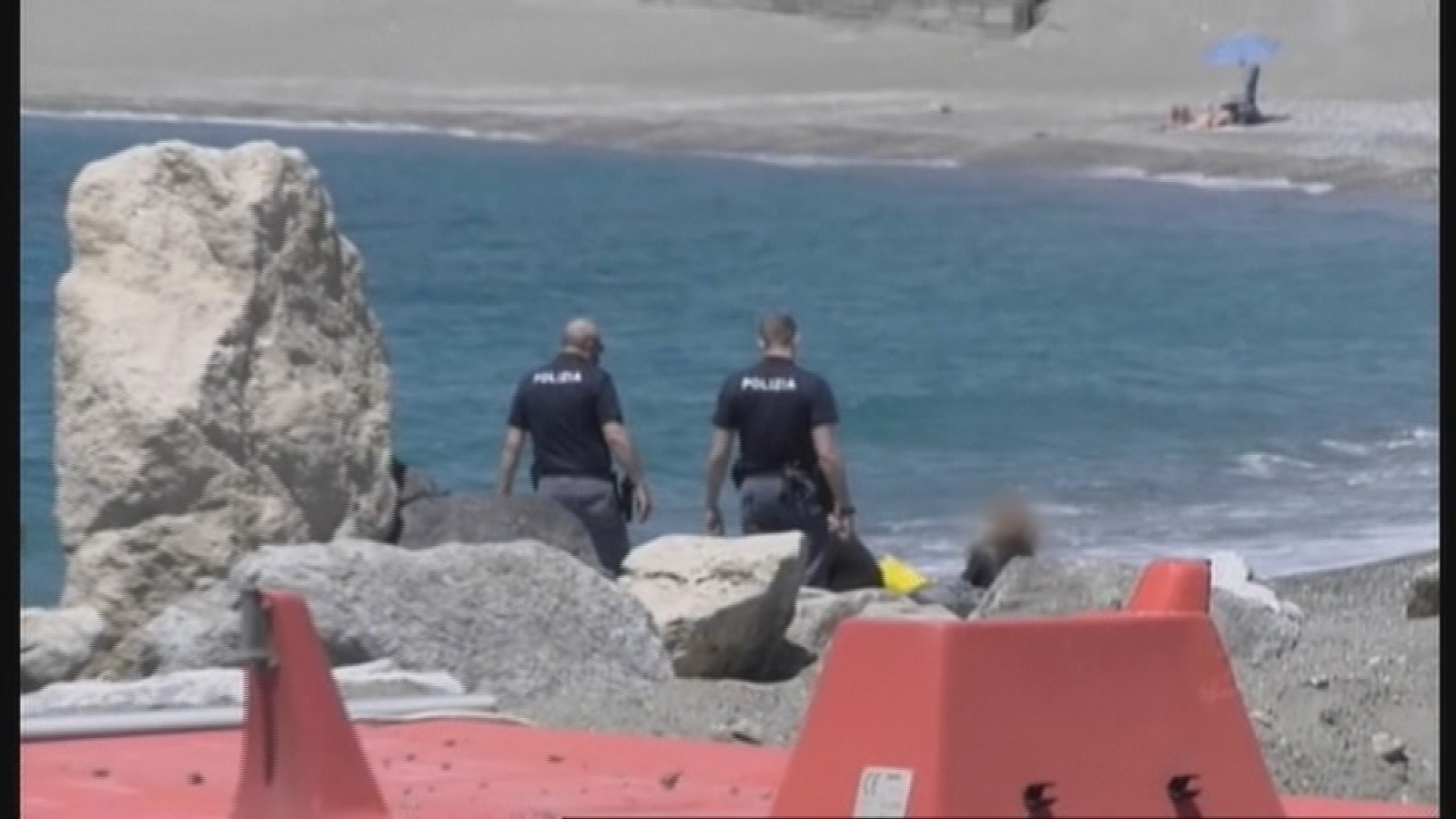 Sesso in spiaggia davanti ad una famiglia, denunciati • TEN TV